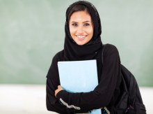 арабская студентка с рюкзаком